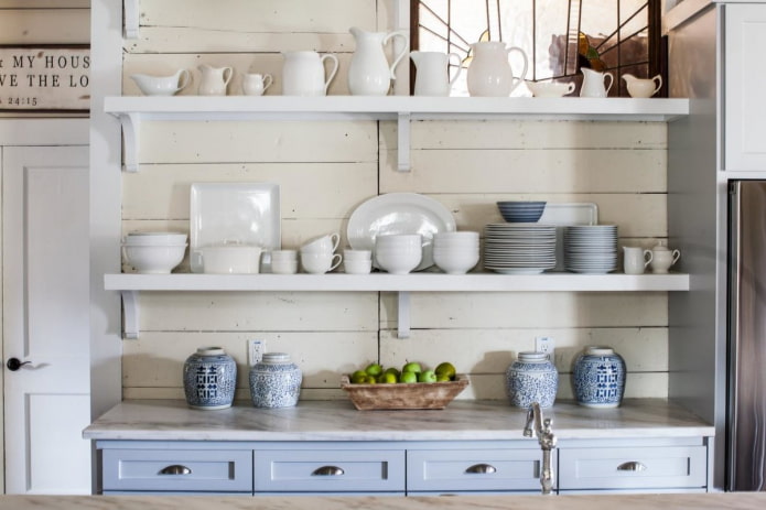 Regale im Inneren der Küche im Provence-Stil