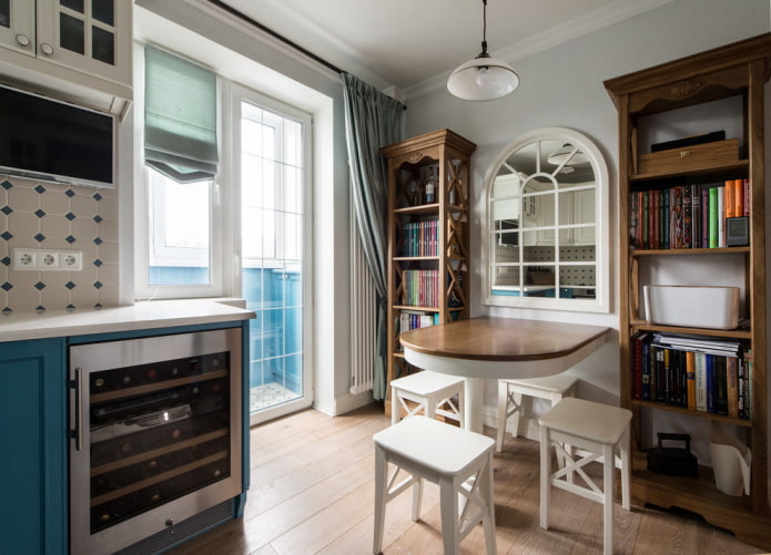 Regale im Kücheninterieur im klassischen Stil