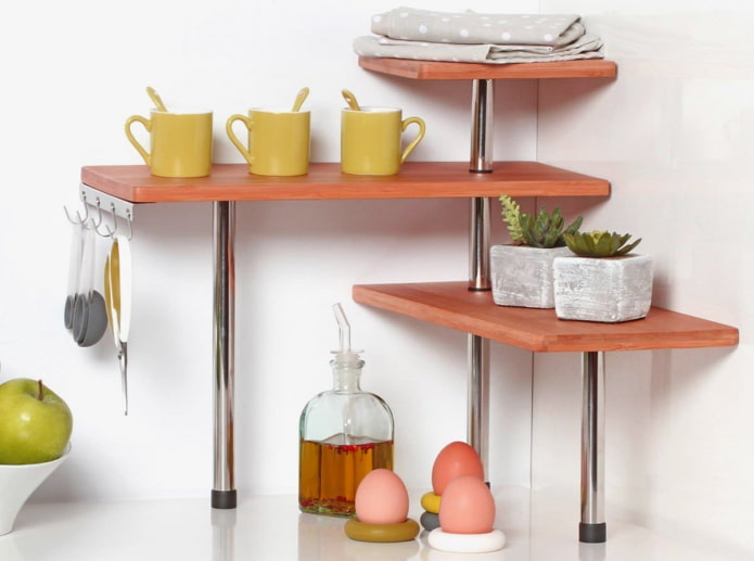 Tischregale im Kücheninterieur