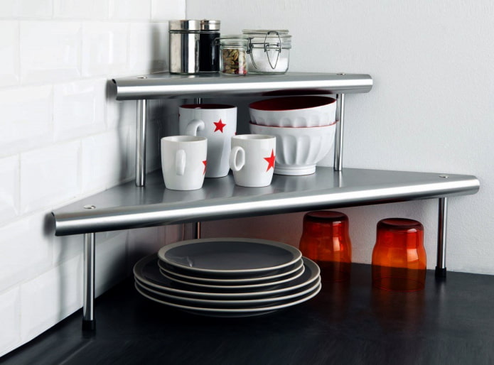 Farbschema der Regale im Kücheninterieur