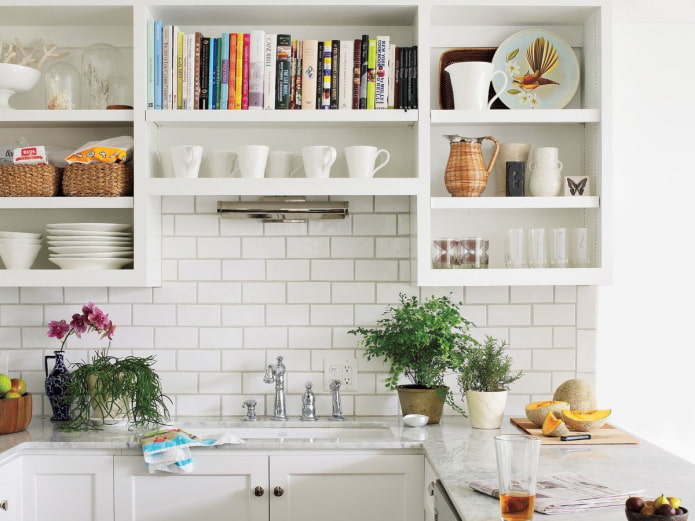 Farbschema der Regale im Kücheninterieur