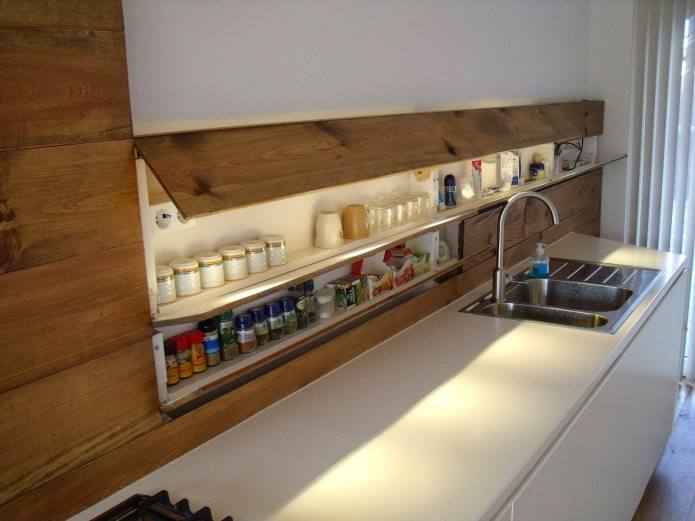 Versteckte Regale im Kücheninterieur