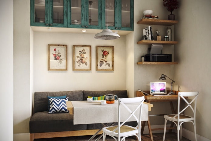 Regale über dem Sofa im Kücheninterieur
