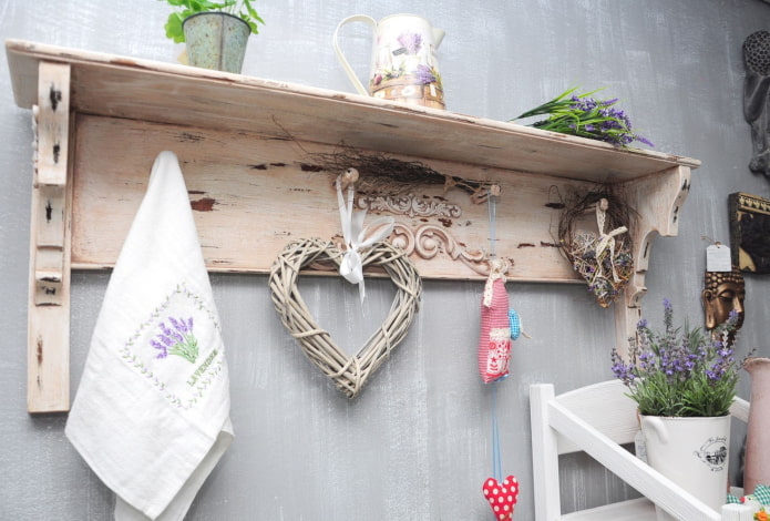 Wandregal-Design im Provence-Stil