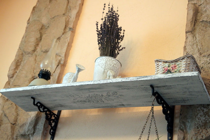Wandregal-Design im Provence-Stil