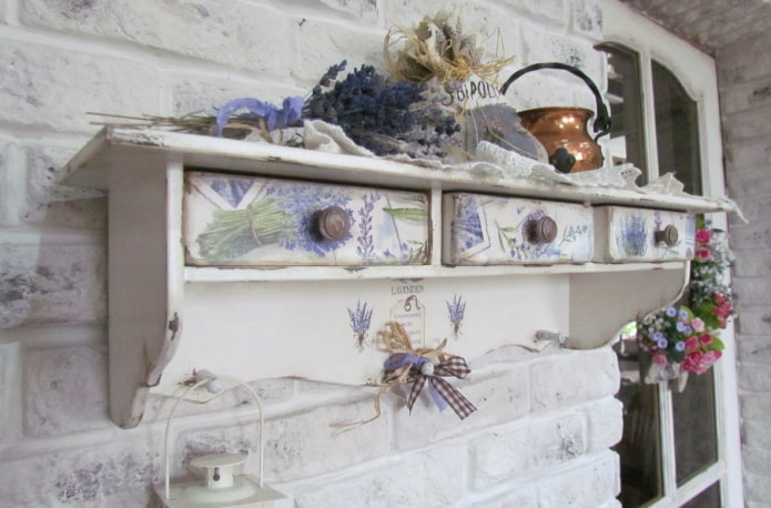 Wandregal-Design im Provence-Stil