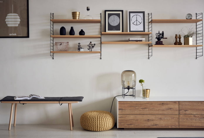 Wandregale im Interieur im skandinavischen Stil