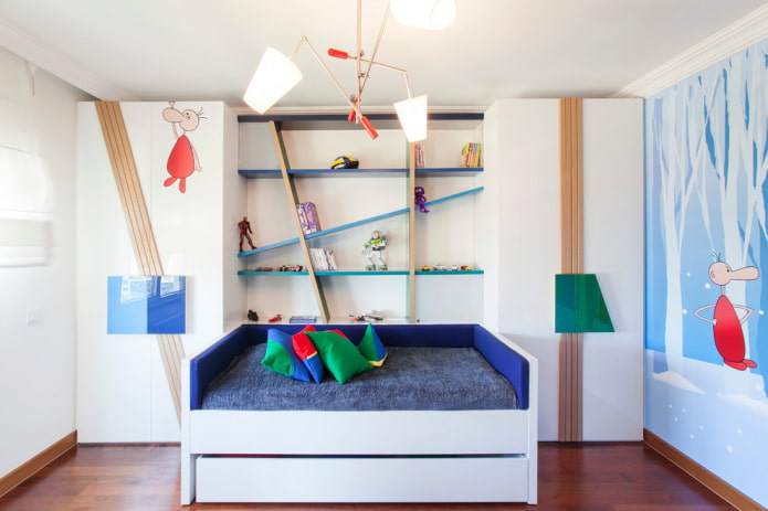 Regale über dem Bett im Kinderzimmer