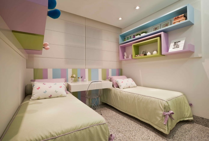 Regale über dem Bett im Kinderzimmer