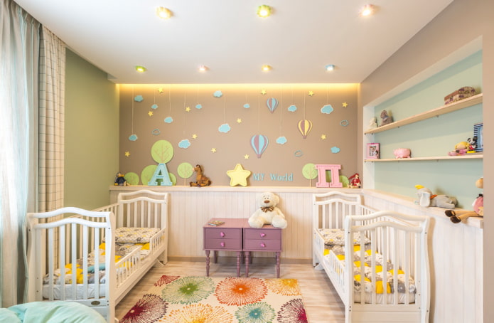 Regale über dem Bett im Kinderzimmer