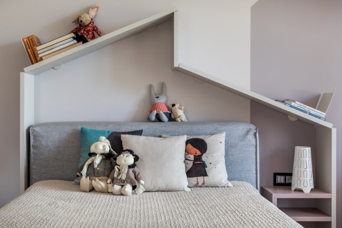 originelle Regale über dem Bett im Innenraum