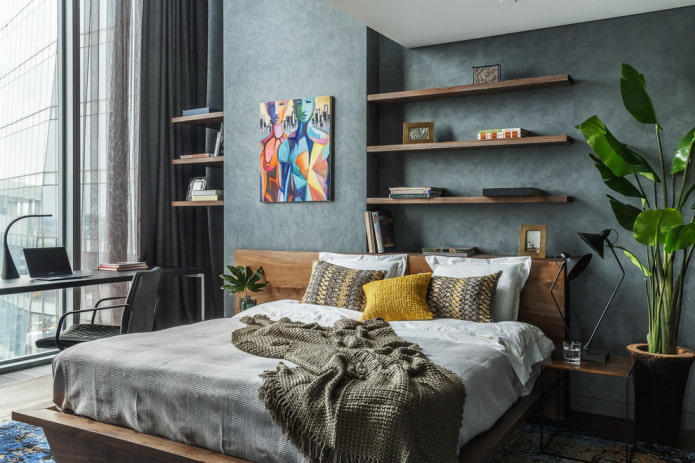 Holzregale über dem Bett im Innenraum