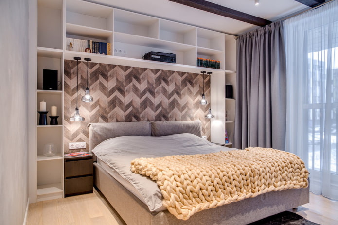 Regale über dem Bett im Schlafzimmer