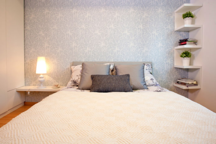 Regale über dem Bett im Schlafzimmer