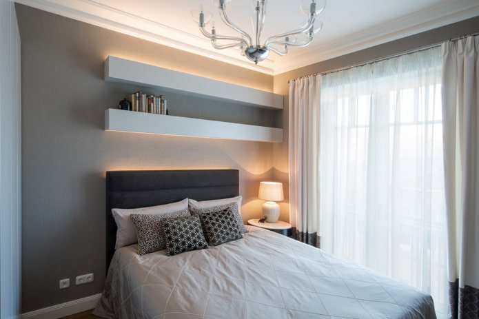 Regale über dem Bett im Schlafzimmer