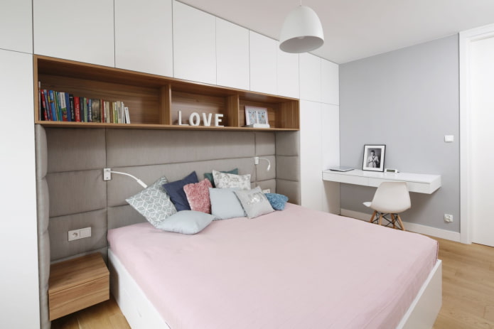 offene Regale über dem Bett im Innenraum
