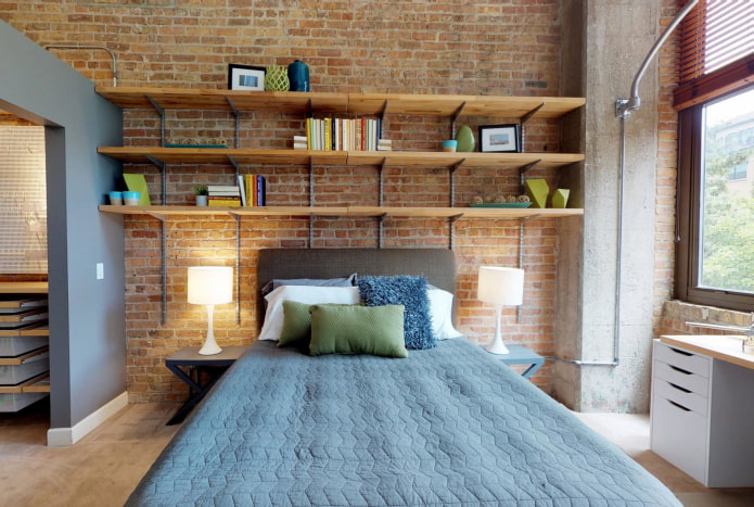 Regale über dem Bett im Loft-Stil