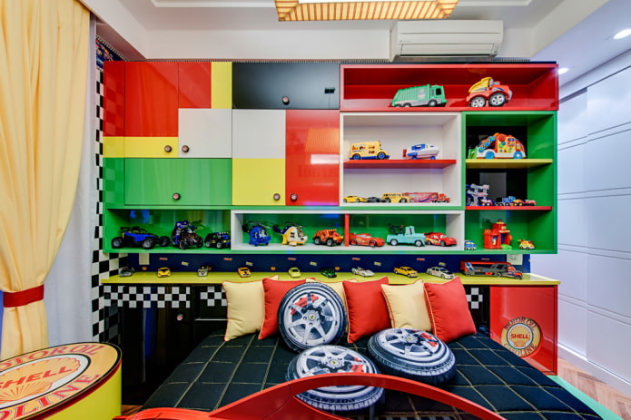 Regale über dem Bett im Kinderzimmer