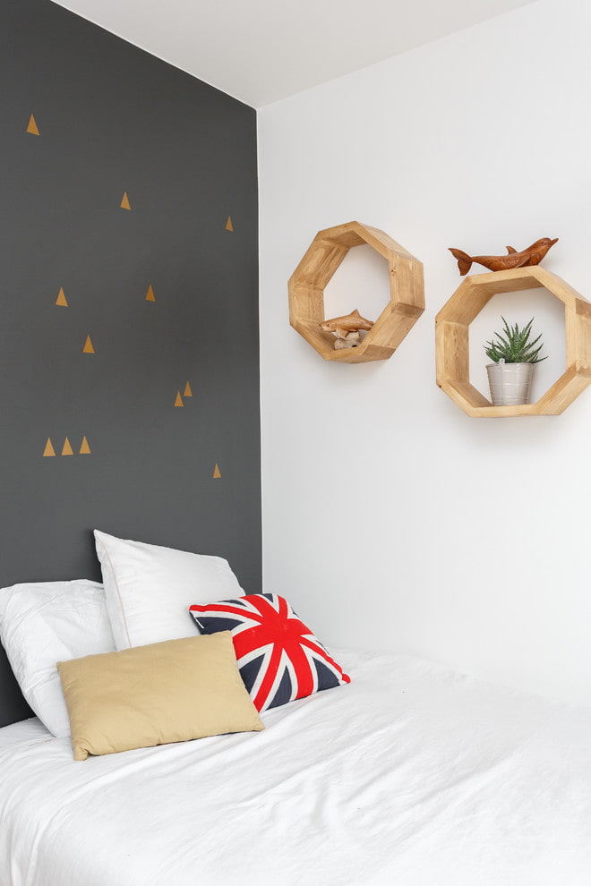 Regale über dem Bett im Innenraum