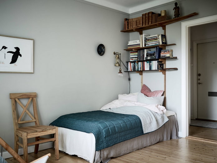 Regale für Bücher über dem Bett im Innenraum