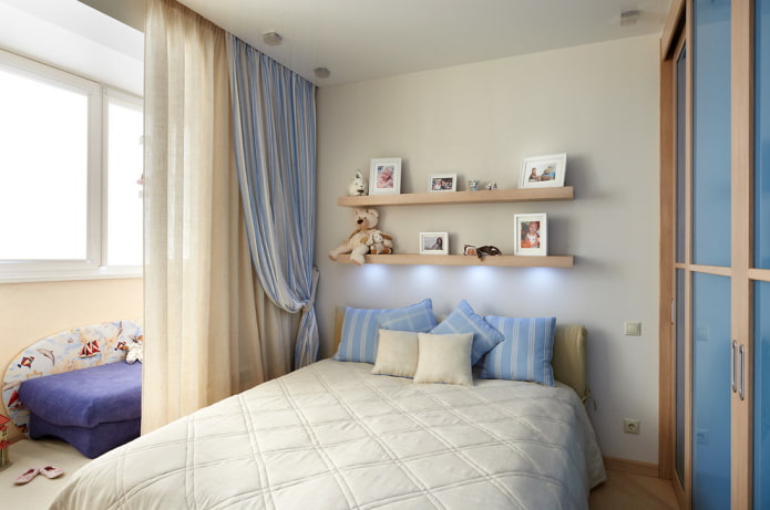 Regale für Fotos über dem Bett im Innenraum