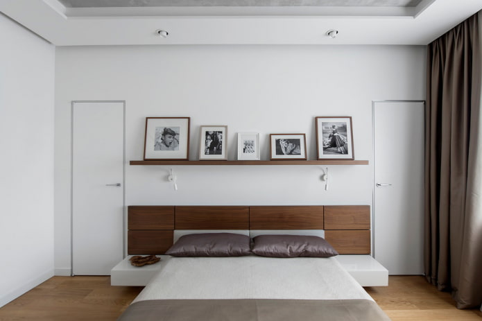 Fotos auf einem Regal im Schlafzimmer