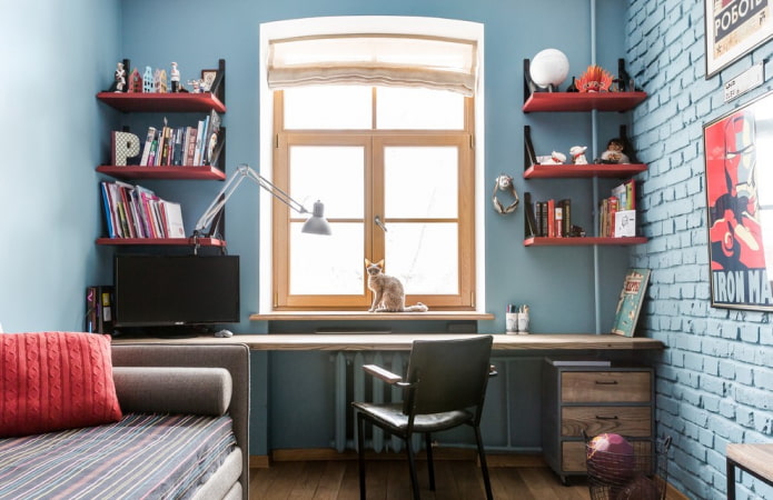 Regale am Fenster im Inneren des Kinderzimmers