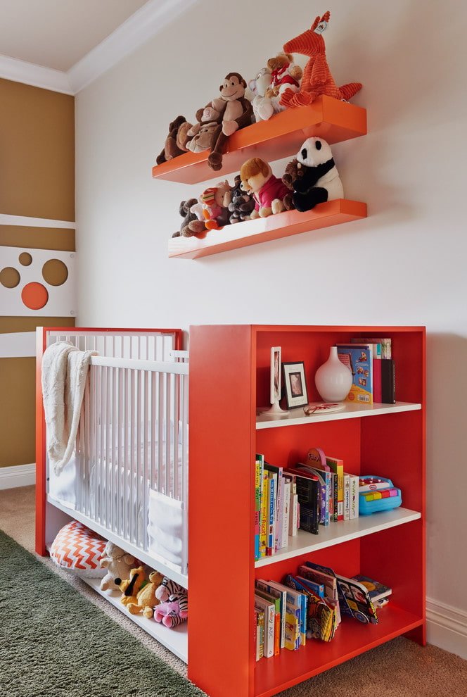 Farbschema der Regale im Inneren eines Kinderzimmers