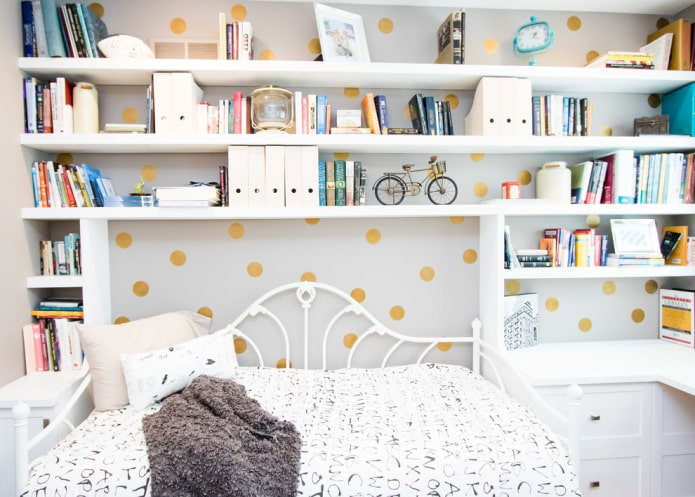 Bücherregale im Inneren des Kinderzimmers