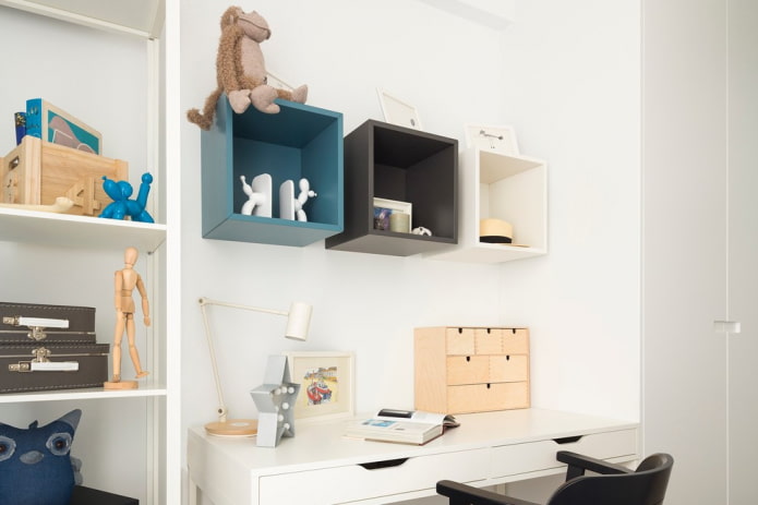 quadratische Regale im Inneren des Kinderzimmers
