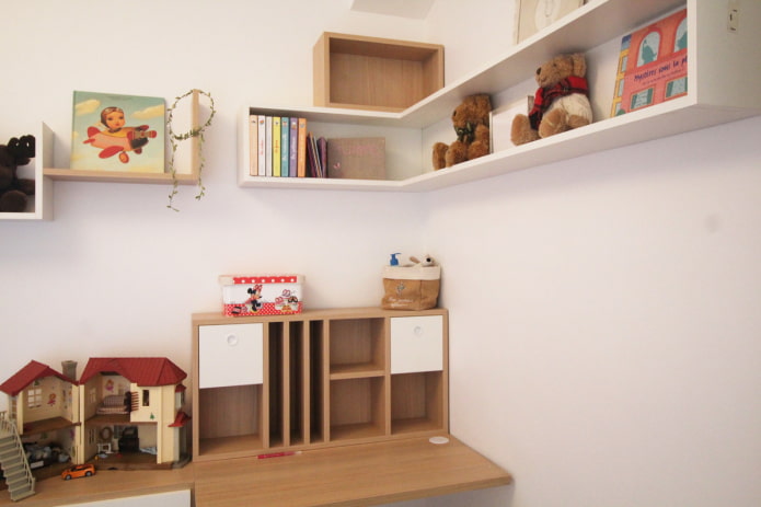 Eckregale im Inneren des Kinderzimmers