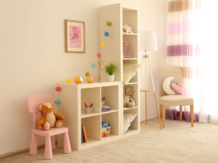 Regale im Interieur eines Mädchenzimmers