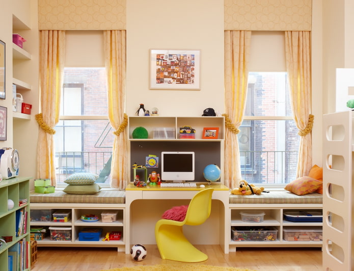 Regale am Fenster im Inneren des Kinderzimmers