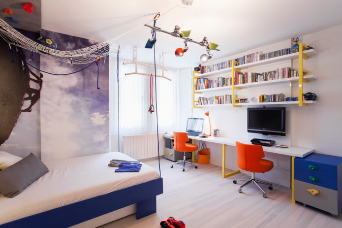 Bücherregale im Inneren des Kinderzimmers