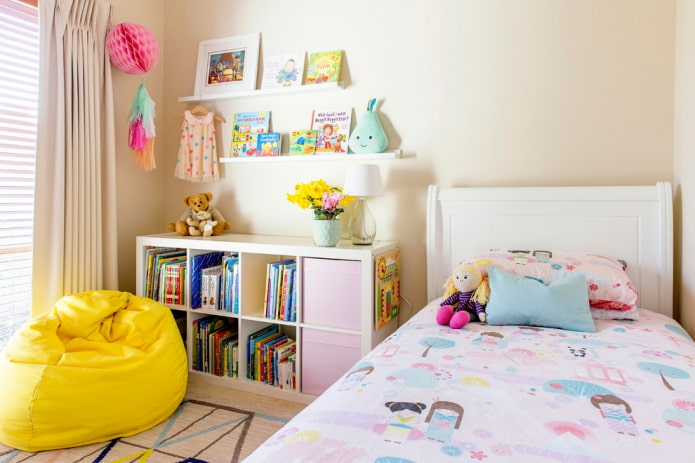 Bücherregale im Inneren des Kinderzimmers