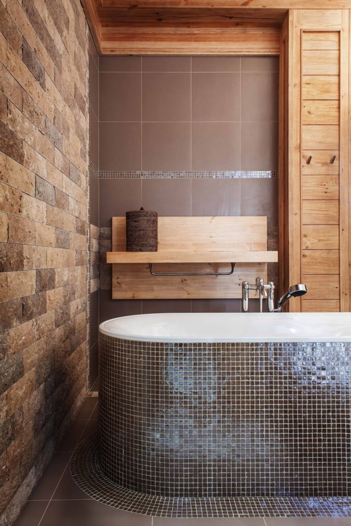 Regal über einer runden Badewanne