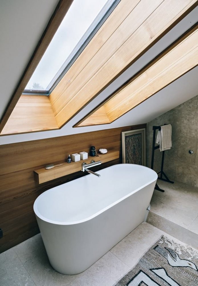 Holzregal über der Badewanne
