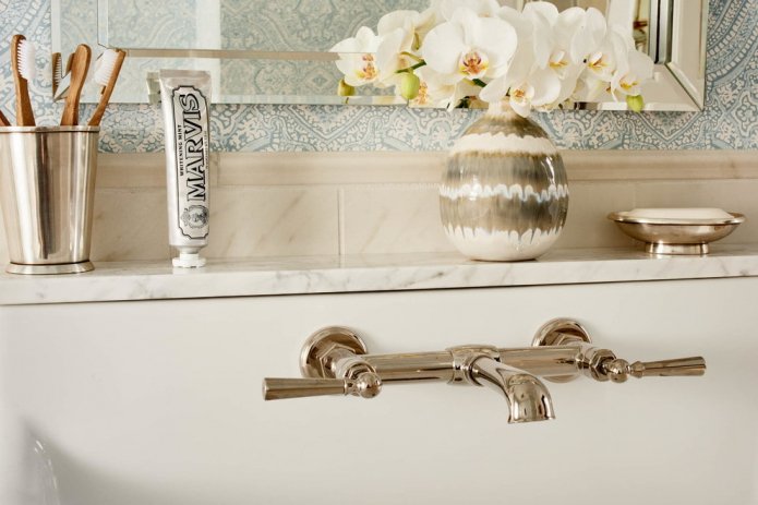 Blumen im Badezimmer