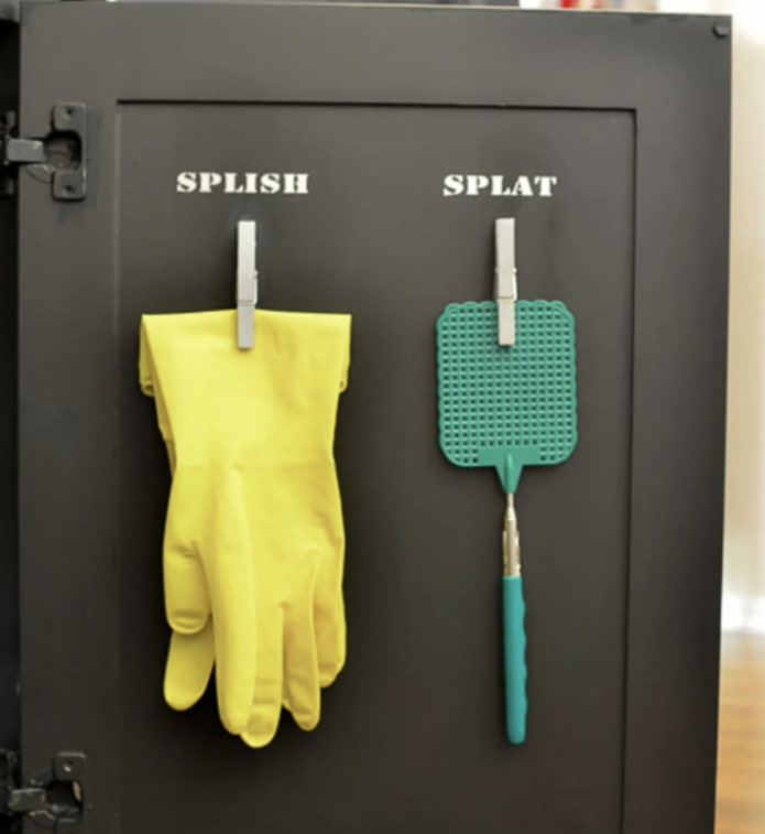 Handschuhe und ein Spatel auf Wäscheklammern
