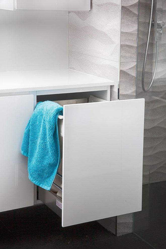 Ausziehbarer Schrank mit Korb