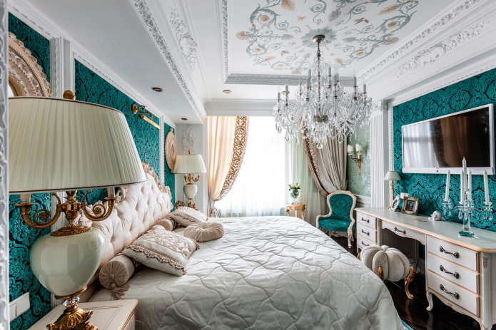 mit Stuck und Malerei verzierte Decke