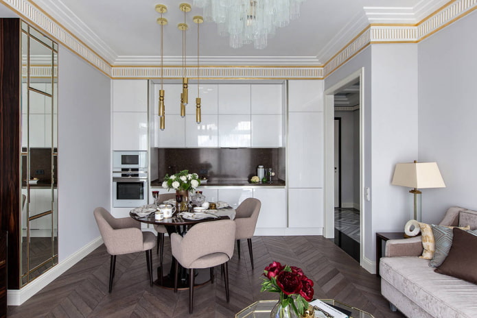 Deckenleisten im Kücheninterieur