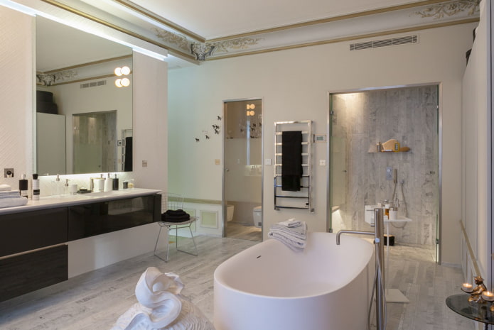 Deckenleisten im Badezimmer