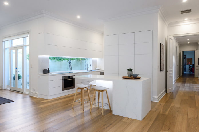 Deckenleisten im minimalistischen Stil