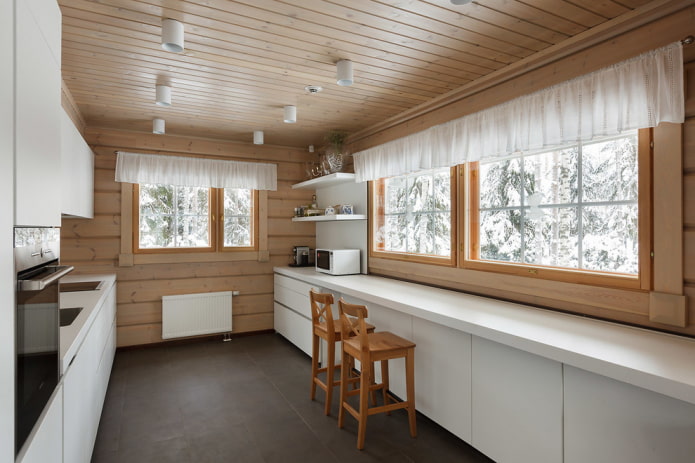 Deckenverkleidung im Kücheninterieur