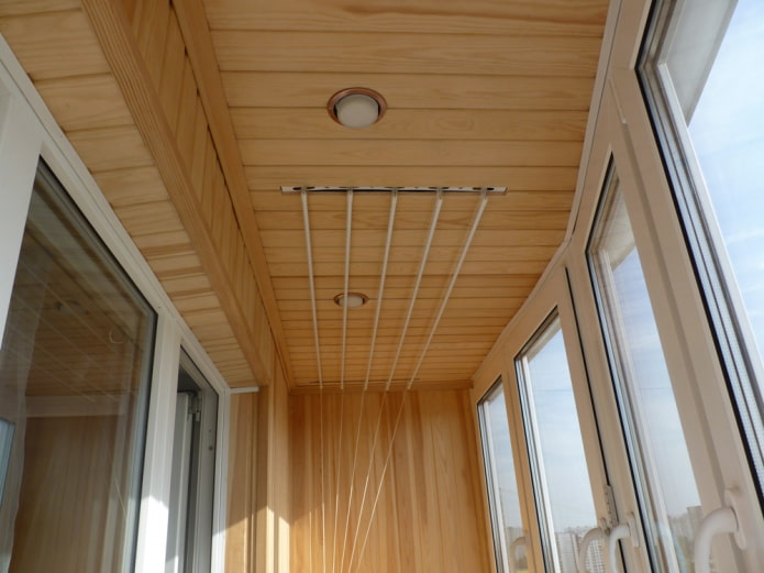 Deckenverkleidung auf dem Balkon