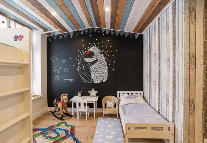 Mehrfarbige Decke im Kinderzimmer im Dachgeschoss