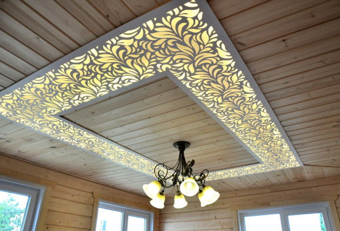 Deckenverkleidung mit Kronleuchter