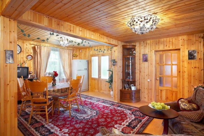 braune Deckenverkleidung im Innenraum