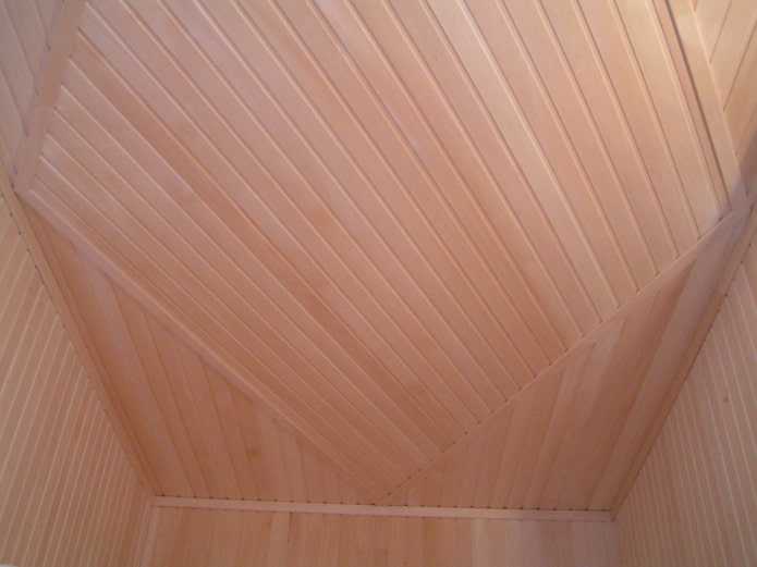 diagonal verlegte Deckenverkleidung